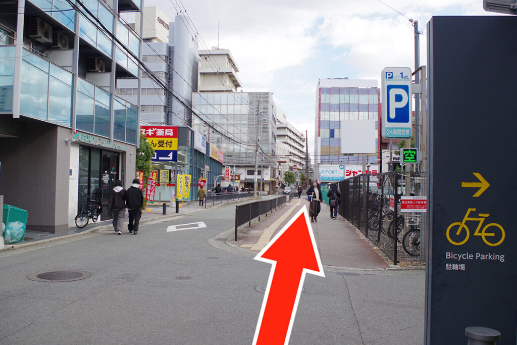 右折し道路を渡って歩道を直進します